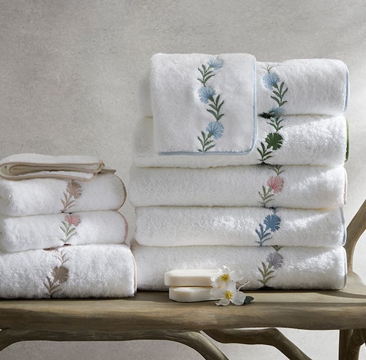 A view of the Daphne bath style, featuring a vine of colorful flowers.